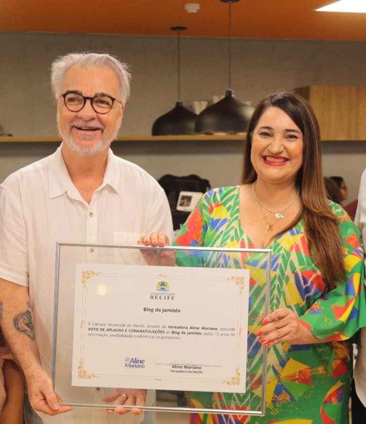 Jamildo e equipe recebendo prêmio.